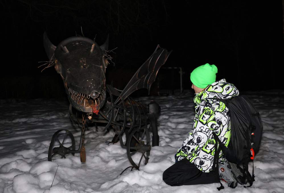 Dziecko przy rzeźbie smoka (Zborovský driák) - ścieżka edukacyjna, Zborov nad Bystricou, Słowacja