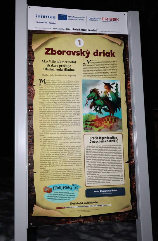 Tablica ścieżki edukacyjnej we wsi Zborov nad Bystricou, Słowacja - przystanek pierwszy: Zborovský driák
