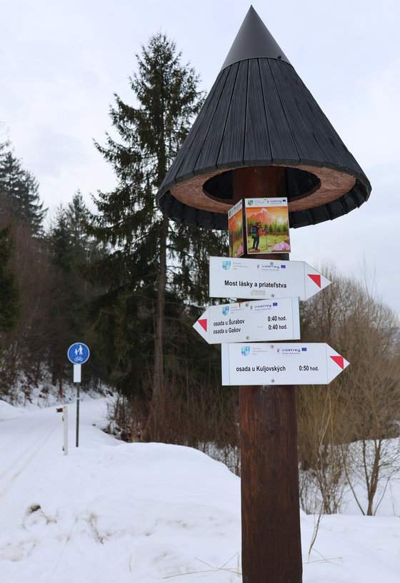 Krásno nad Kysucou, Słowacja - słup z drogowskazami 