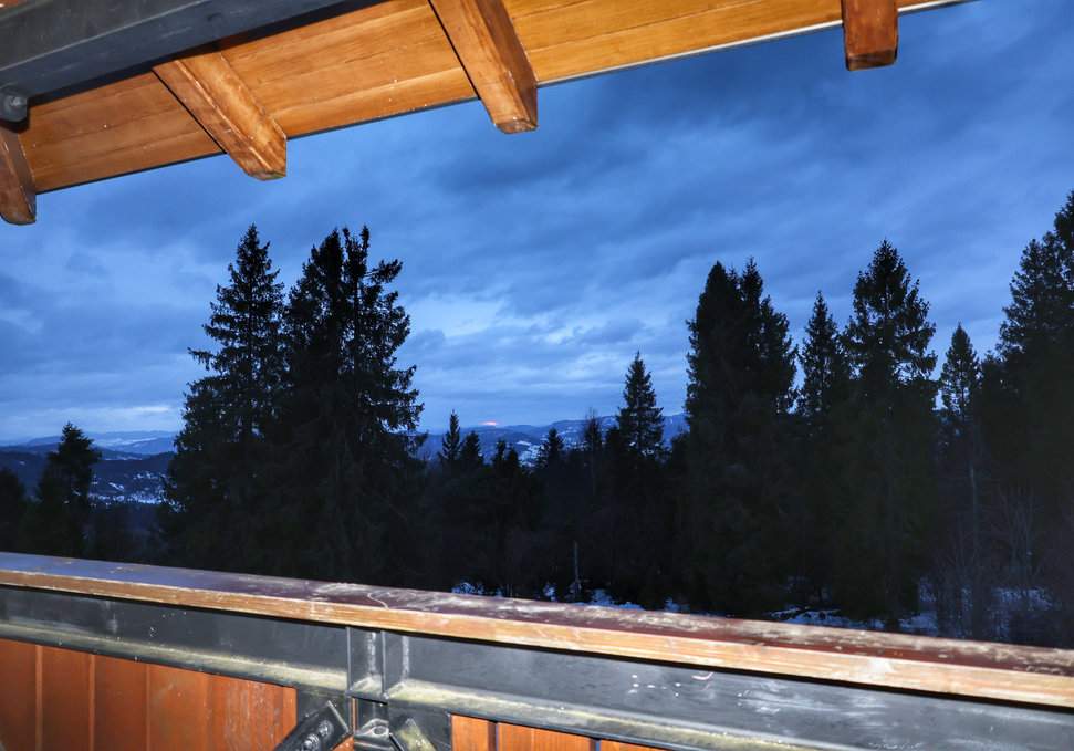 Zimowy wieczór na wieży widokowej na Gładkim Wierchu – Słowacja (Rozhľadňa na Hladkom vrchu)