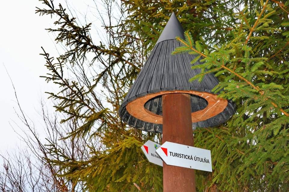 Słup - drogowskaz - Turistická útulňa