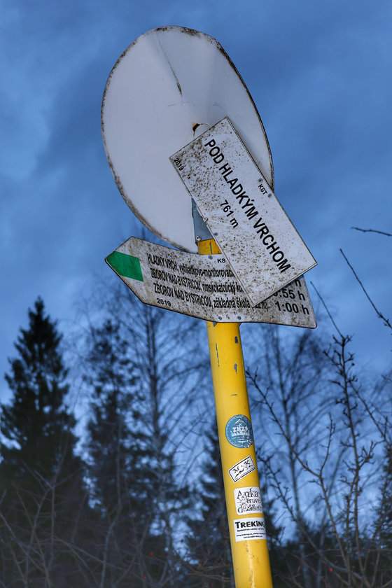 Słup z białą tablicą z napisem "Pod Hladkým vrchom", drogowskaz
