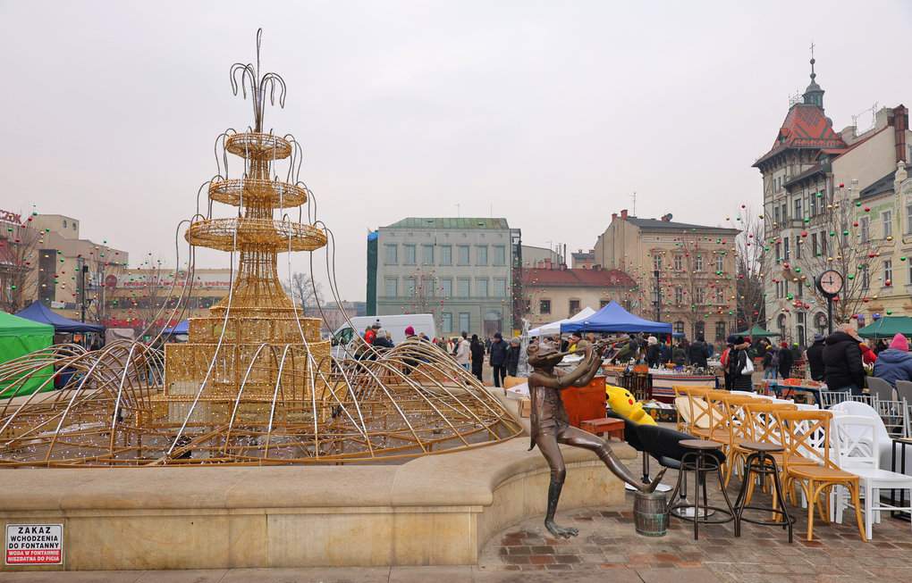 Targ staroci w Bielsku-Białej 2026 r. - Plac Wojska Polskiego - Fontanna z żabami