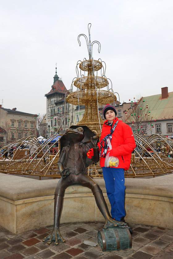 Dziecko przy fontannie z żabami na Placu Wojska Polskiego w Bielsku-Białej