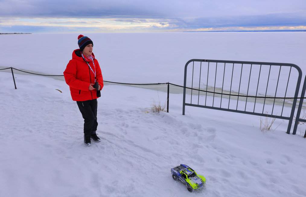 Dziecko spaceruje deptakiem wzdłuż Zatoki Puckiej, sterując samochodem Traxxas - zimowe Chałupy