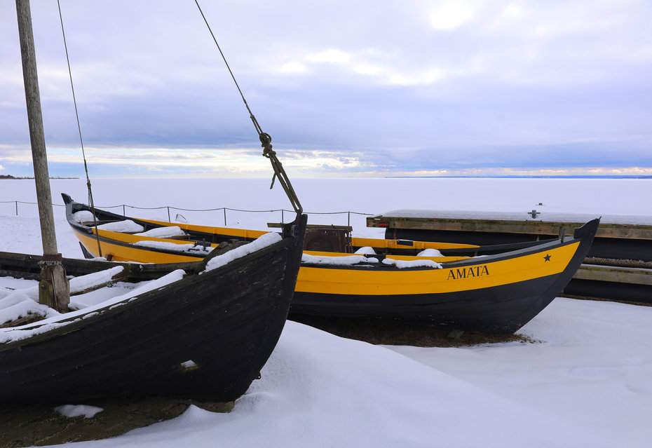 Chałupy - widok na Zatokę Pucką, zima, łodzie