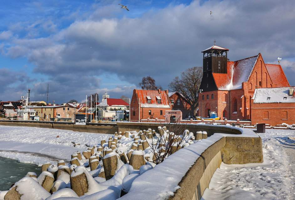 Widok z Bulwaru Nadmorskiego w Helu na Muzeum Rybołówstwa