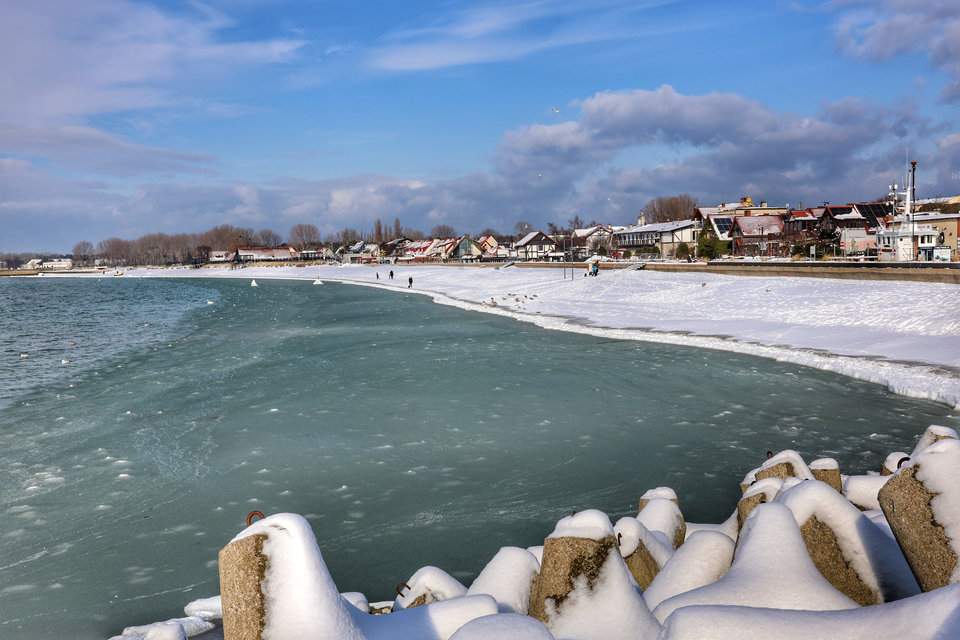 Panorama Morza Bałtyckiego, plaży i Bulwaru Nadmorskiego z zachodniego falochronu w Helu