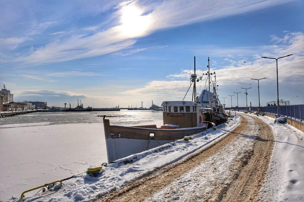 Słoneczny, zimowy dzień w Porcie Morskim w Helu