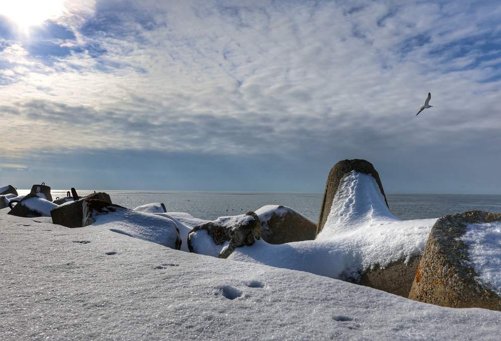 Hel, widok na Morze Bałtyckie, śnieg, słońce