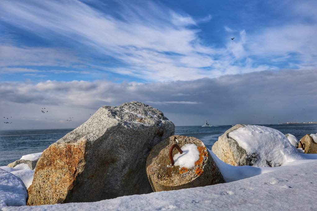 Zima nad Morzem Bałtyckim, śnieg, niebieskie niebo - Hel