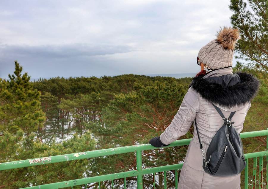 Turystka podziwiająca panoramę z wieży widokowej w Juracie na Mierzei Helskiej