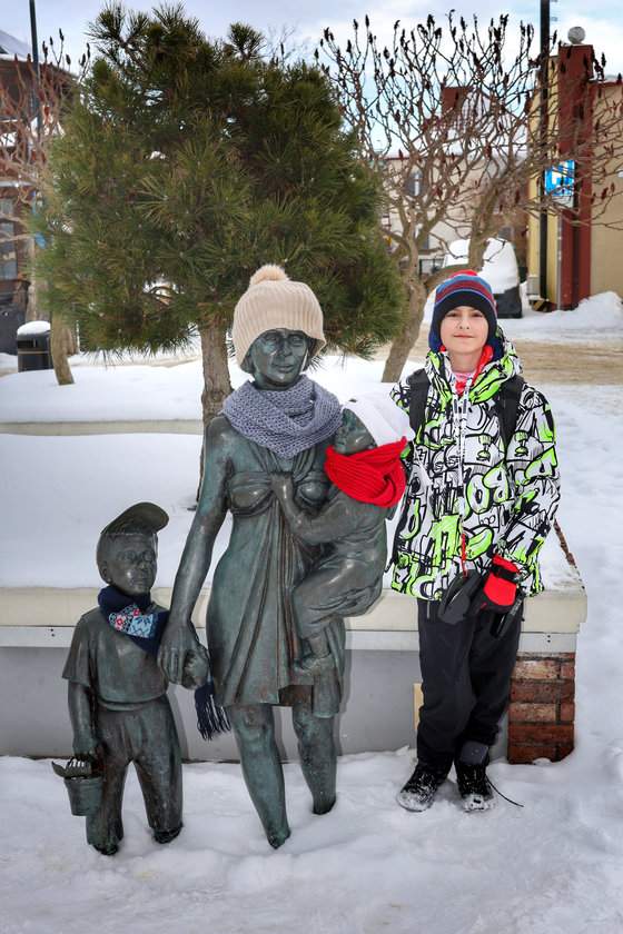 Uśmiechnięte dziecko przy rzeźbie - Macierzyństwo w Helu, Bulwar Nadmorski 