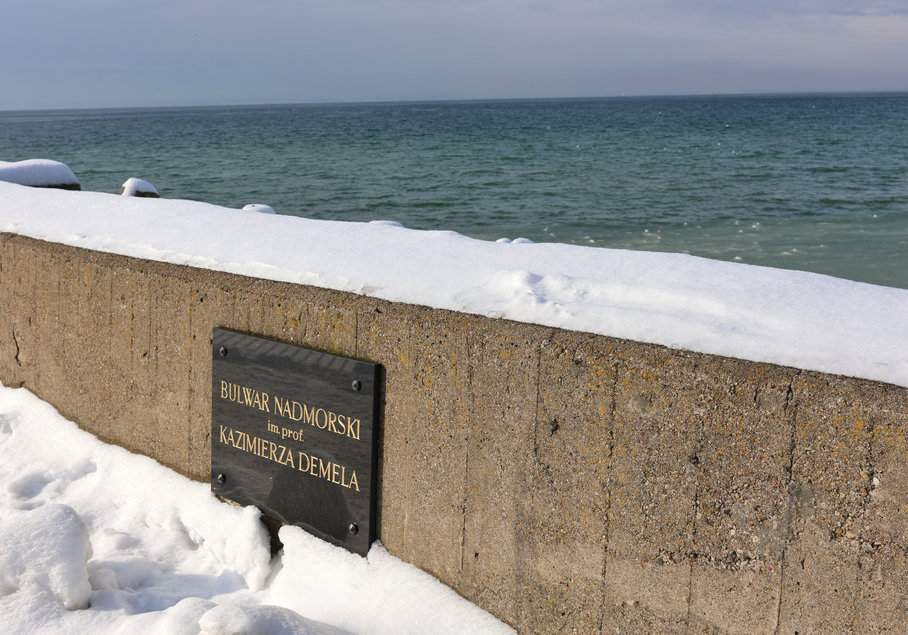Tablica - Bulwar Nadmorski im. prof. Kazimierza Demela, Hel - zachodni falochron