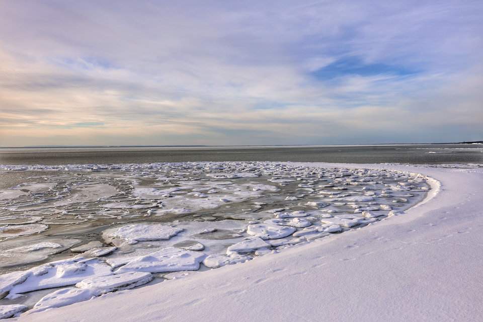 Szeroka, malownicza plaża w Helu na Mierzei Helskiej -śnieg, niebieskie niebo