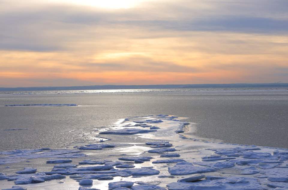 Zmrożone Morze Bałtyckie przy plaży w Helu o zachodzie słońca