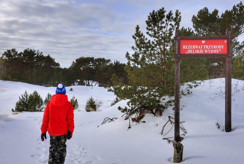 Dziecko w rezerwacie Helskie Wydmy w Helu w zimowy dzień