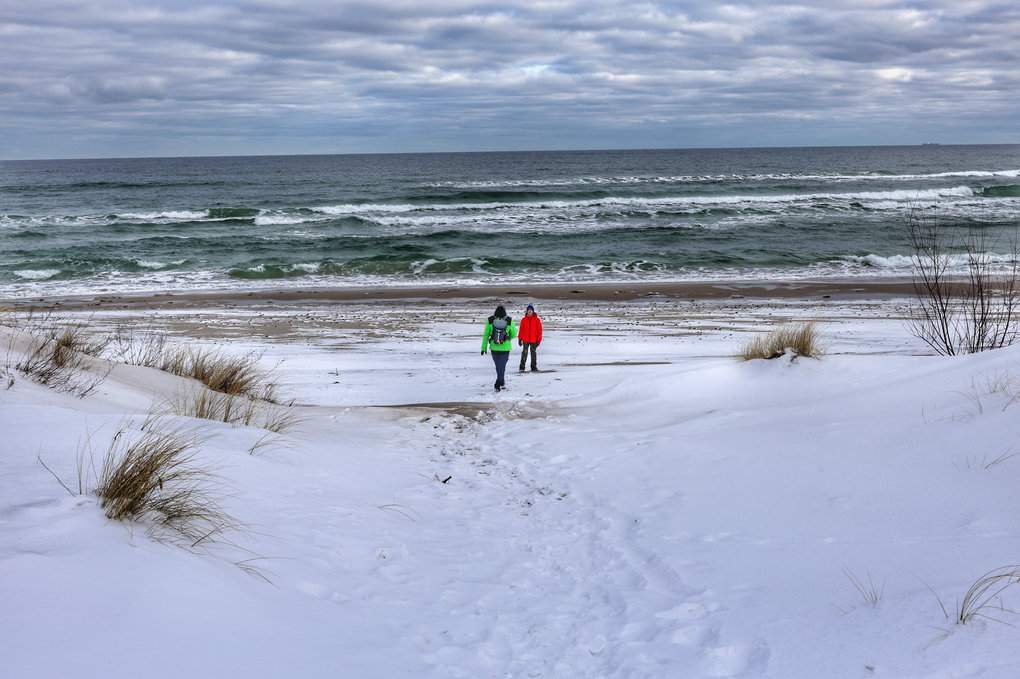 Plaża przy Rezerwacie przyrody Helskie Wydmy, turysta z dzieckiem