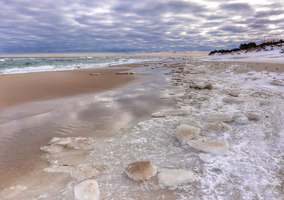 Hel zimą - widok na zimową plażę i Morze Bałtyckie