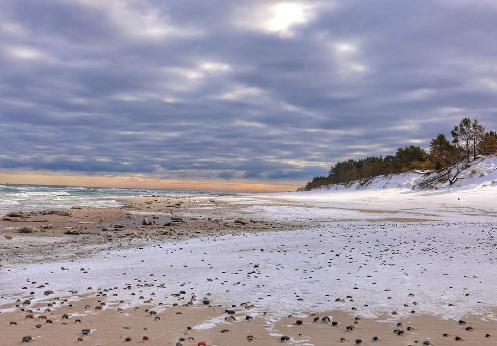 Hel w zimowej odsłonie - plaża oświetlona zimowym słońcem, Morze Bałtyckie