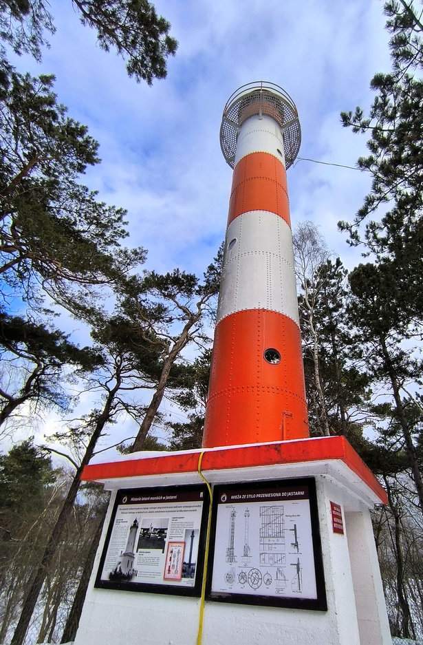 Biało-czerwona latarnia morska w lesie, Jastarnia, Półwysep Helski