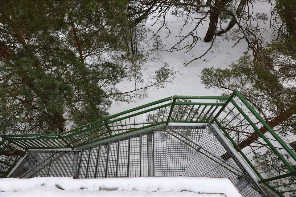 Metalowe schody prowadzące na wieżę widokową w Juracie