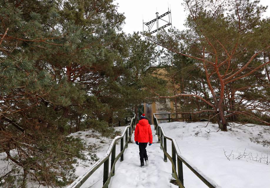 Dziecko w drodze na wieżę widokową w Juracie, pośród lasu i śniegu
