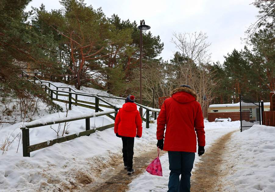  Turysta z dzieckiem zmierzający na wieżę widokową w Juracie