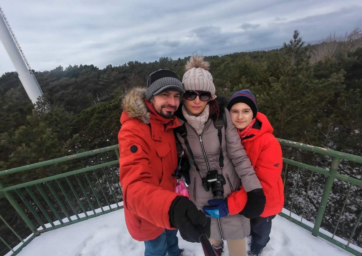 Szczęśliwa rodzina na wieży widokowej w Juracie