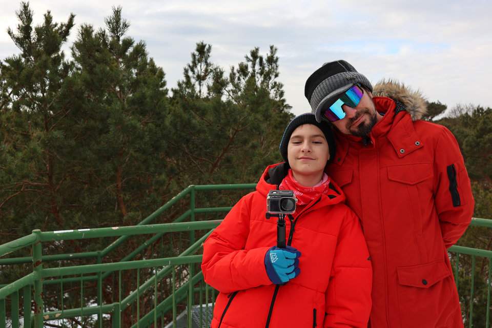 Szczęśliwi turyści - dziecko z tatą na wieży widokowej w Juracie na Półwyspie Helskim