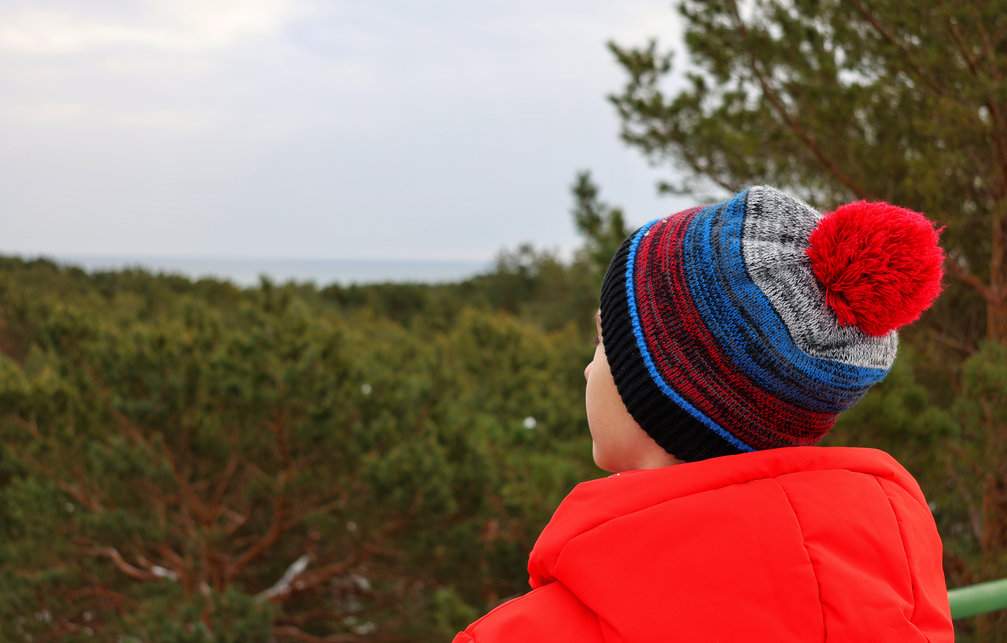 Dziecko na wieży widokowej w Juracie w słoneczny, zimowy dzień