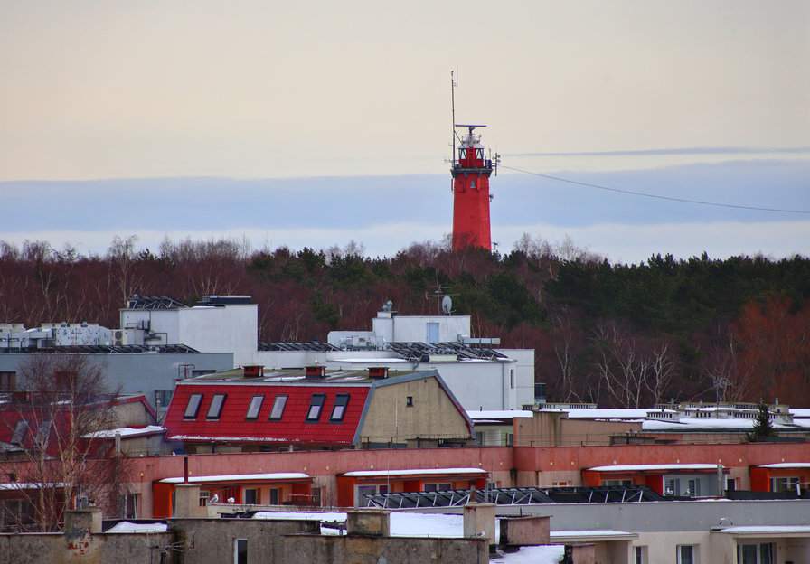 Widok na miasto Hel i latarnię morską z wieży widokowej Muzeum Rybołówstwa w Helu