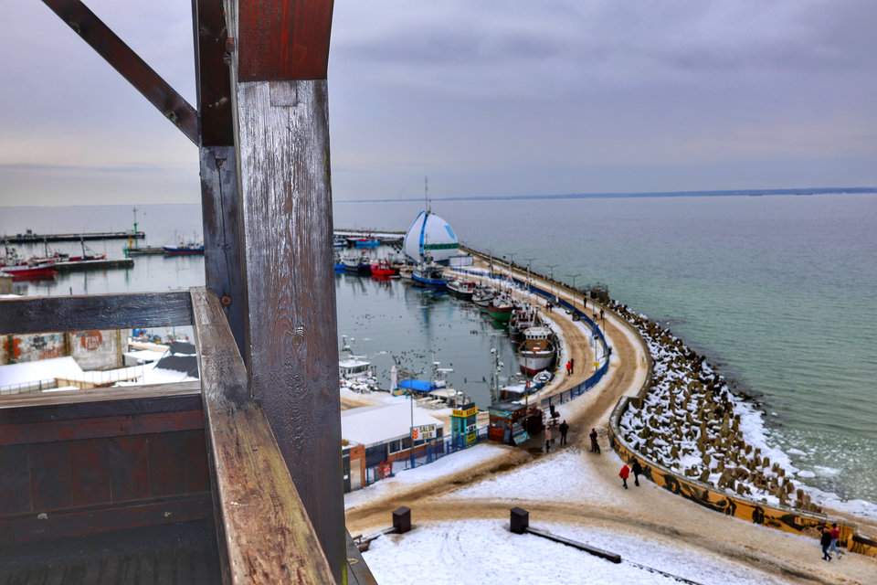 Bulwar Nadmorski, port i Zatoka Pucka widziane z wieży Muzeum Rybołówstwa w Helu