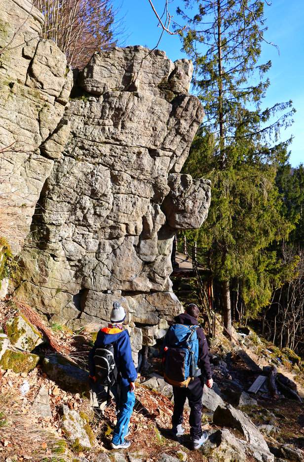 Formacja skalna - Horní Mazák (Skalní útvar Horní Mazák) w Beskidzie Morawso-Śląskim, turysta z dzieckiem