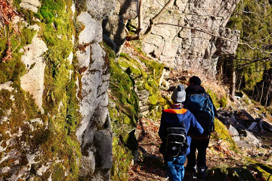 Turysta z dzieckiem przy formacji skalnej Horní Mazák (Skalní útvar Horní Mazák) w Beskidzie Morawso-Śląskim