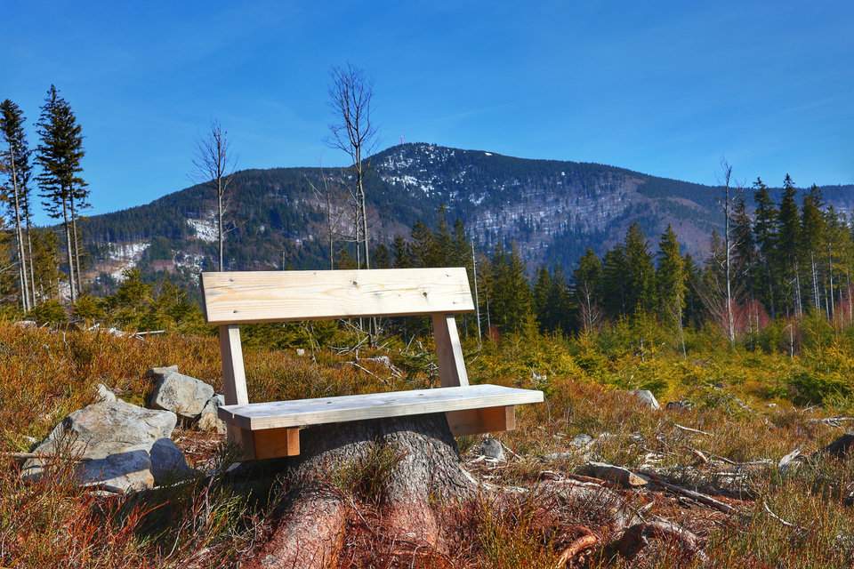 Punkt widokowy Smrčina, Beskid Śląsko-Morawski - widok na Łysą Górę, drewniana ławeczka