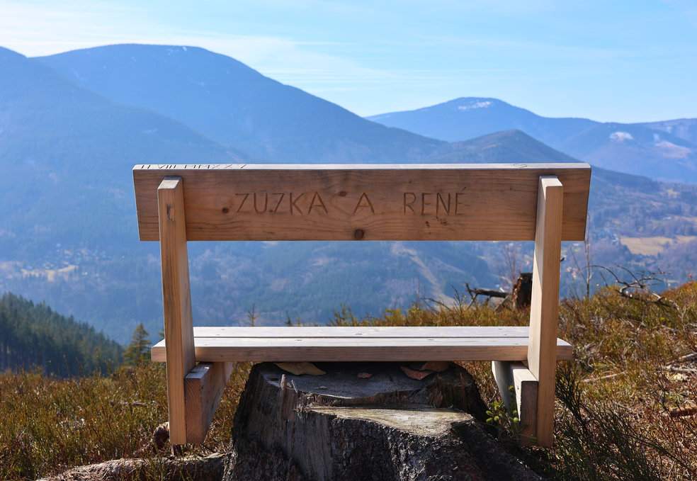 Drewniana ławka, widok na beskidzkie szczyty - punkt widokowy Smrčina