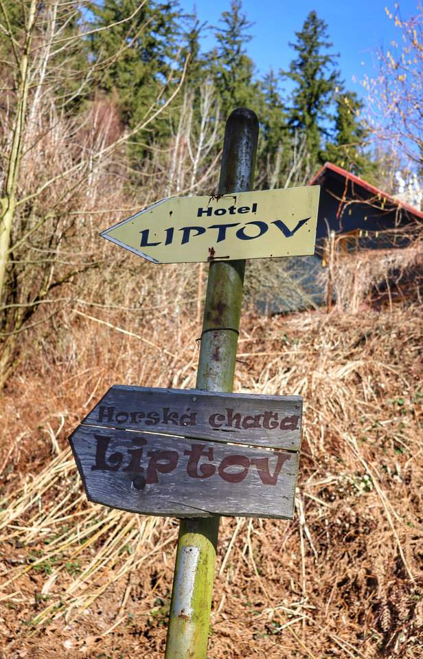 Drogowskaz - Górska Chata Liptov (Horská chata Liptov) przy niebieskim szlaku - Ostravice, Mazák