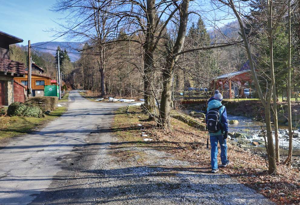 Ostravice, Mazák - dziecko na niebieskim szlaku, szeroka asfaltowa droga biegnąca wzdłuż potoku Mazák