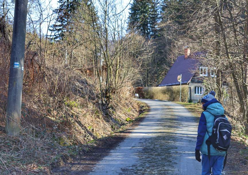 Ostravice, Mazák - dziecko na niebieskim szlaku turystycznym, asfaltowa droga