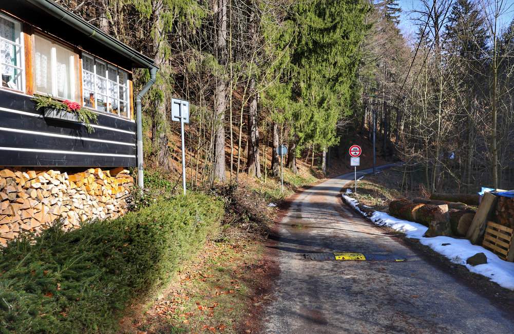 Szeroka, asfaltowa droga - szlak niebieski, Ostravice, Mazák