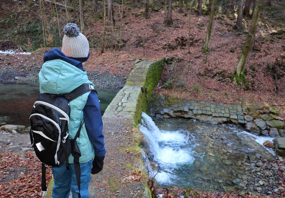 Las, dziecko podziwiające Potok Mazák - szlak niebieski - Ostravice, Mazák
