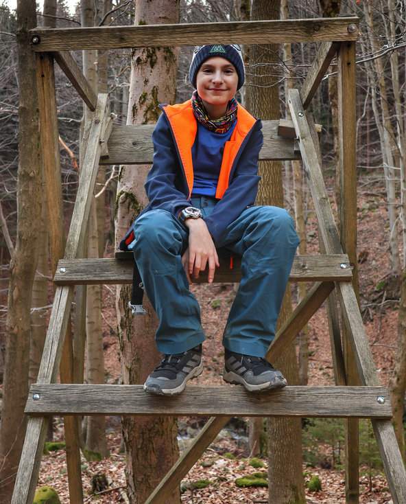 Uśmiechnięte dziecko, drewniana wieża obserwacyjna w lesie - szlak niebieski, Ostravice, Mazák