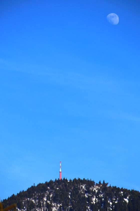 Widok na najwyższy szczyt Beskidu Morawsko-Śląskiego - Łysą Górę - ze skał Liščí díry, Ostravice