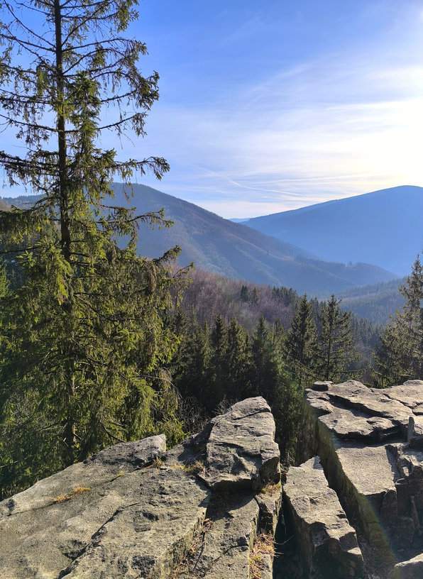 Punkt widokowy - formacja skalna - Horní Mazák (Skalní útvar Horní Mazák) przy czerwonym szlaku na Łysą Górę - piękny, słoneczny dzień