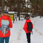 Turysta z dzieckiem na leśnej drodze przy Muzeum Obrony Wybrzeża w Helu