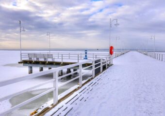 Jurata molo z widokiem na Zatokę Pucką