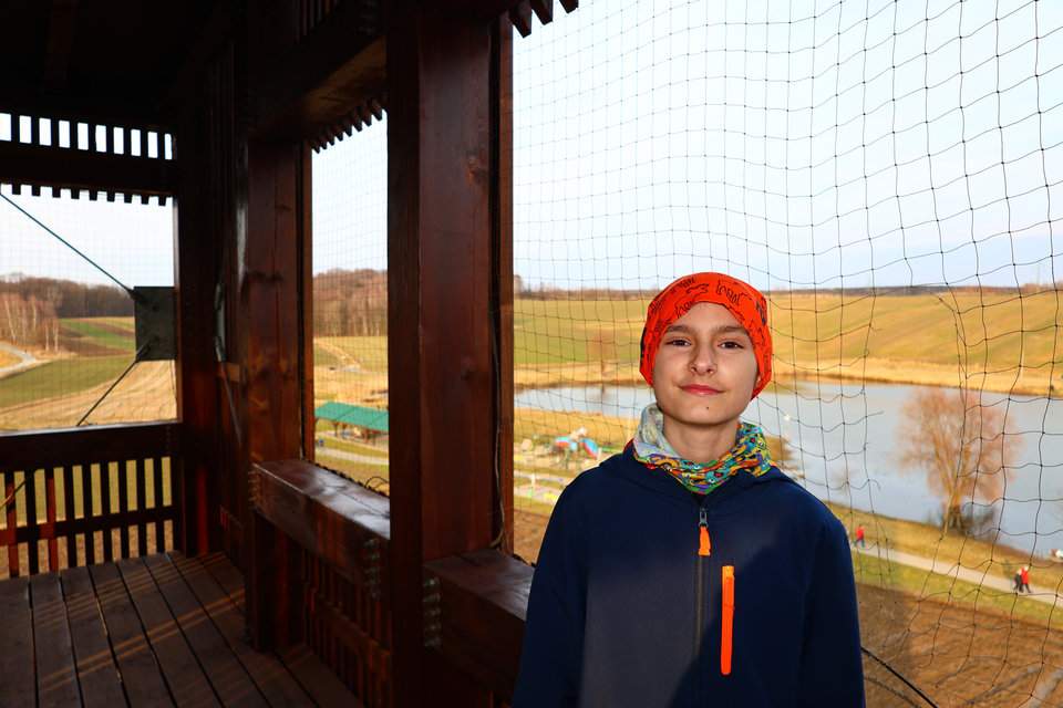 Uśmiechnięte dziecko na wieży widokowej w Marklowicach - słoneczne popołudnie na Górnym Śląsku