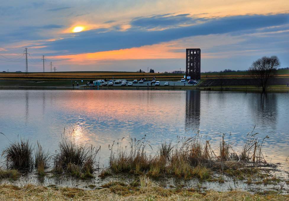 Zachód słońca nad zalewiskiem „Źródlana Oaza” w Marklowicach - w tle drewniana wieża widokowa