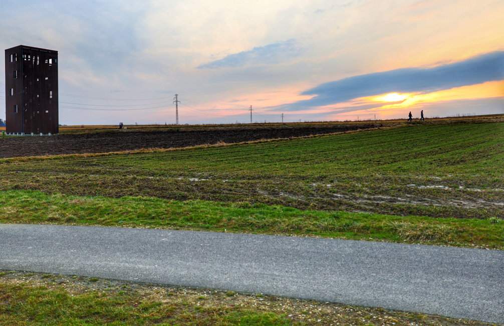 Wieża widokowa w Marklowicach o zachodzie słońca 